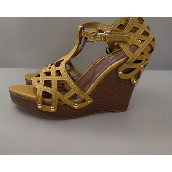 Dollhouse Eyelet Open Toe Strap Nailhead Buckle Platform Heels Yellow Gold 9.5 - Picture 9 of 9